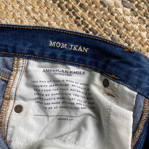 American Eagle high-rise distressed mom jeans size 8 - Picture 4 of 5